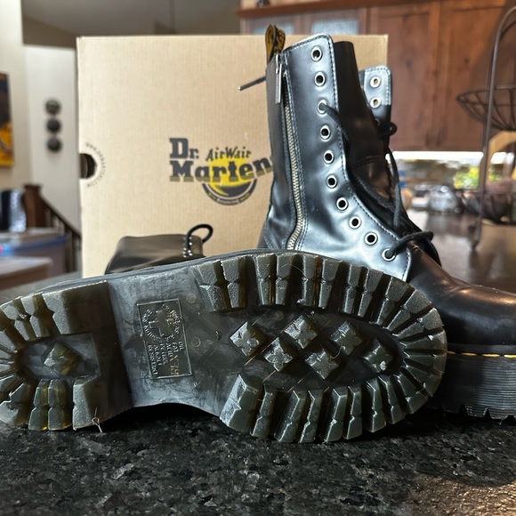 Womens Jaden platform Dr Martin boots sz 7. Only worn once they are too small - Picture 3 of 4